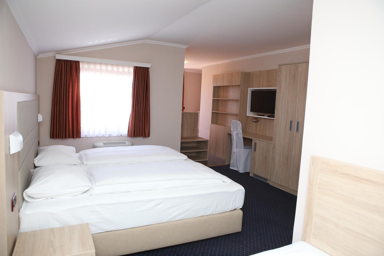 Hotel Ana Gospic Exterior photo